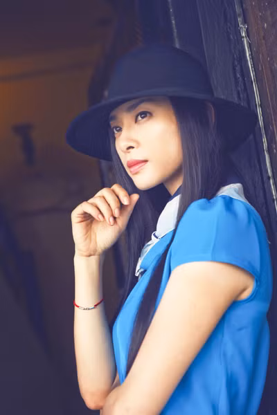Ngô Thanh Vân trông rất duyên dáng, nữ tính với bộ váy xanh đơn sắc.