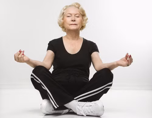 Yoga giúp cải thiện tâm trạng, từ đó giữ cho trái tim khỏe mạnh - Ảnh: Shutterstock