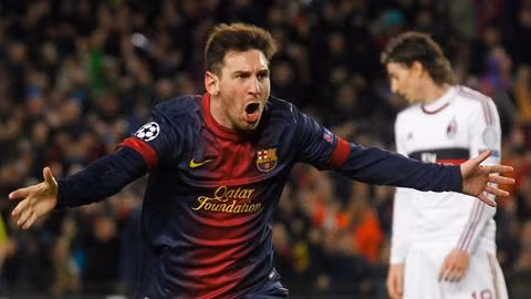Montolivo (phải) cùng đồng đội khó mà cản bước Messi dù được đá tại San Siro