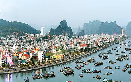 Với việc hoàn thành các dự án tuyến đường bao biển Lán Bè - Cột Đồng Hồ và dự án đường ô tô bao núi Bài Thơ phía biển đã hình thành con đường bao biển dài trên 2km nằm bên bờ Vịnh Hạ Long.