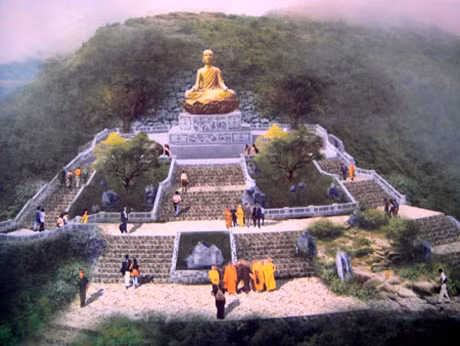 Tượng Phật hoàng Trần Nhân Tông có tư thế ngồi tĩnh tại; được đặt trang trọng tại khu vực tượng đá An Kỳ Sinh, trên độ cao hơn 1.000m so với mực nước biển. Tượng nặng 138 tấn, chiều cao tính từ bệ 9,9m, được đúc liền khối bằng đồng nhập khẩu từ Úc.
