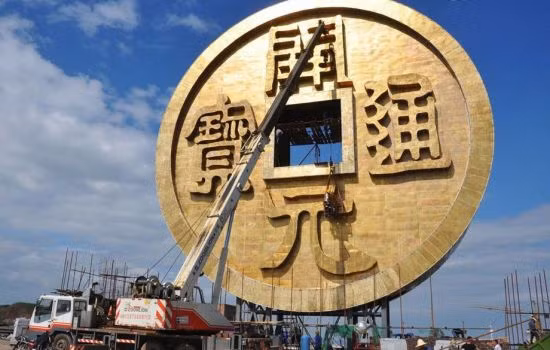 Tòa nhà hình đồng xu cổ.