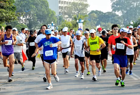 Các VĐV thi đấu ở cự ly 42,195km tại Giải Marathon quốc tế Vịnh Hạ Long và giao lưu văn hoá Việt - Nhật lần thứ nhất - 2013.