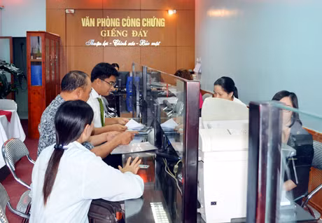 Khách hàng đến thực hiện công chứng tại VPCC Giếng Đáy (TP Hạ Long).