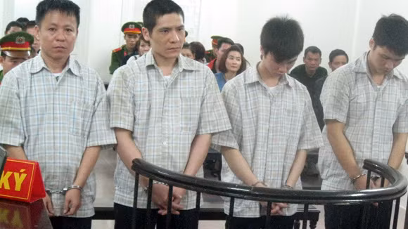  Phạm Văn Mai (ngoài cùng, bên phải) cùng các bị cáo liên quan