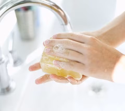 Đề phòng ngừa giun, các bác sĩ khuyến cáo nên rửa tay trước khi ăn và sau khi đi vệ sinh