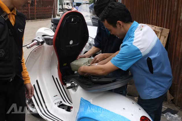 Tiếp nhiên liệu cho xe.