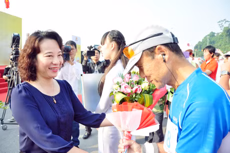 Đồng chí Vũ Thị Thu Thuỷ tặng hoa chúc mừng các đoàn vận động viên tham dự giải.