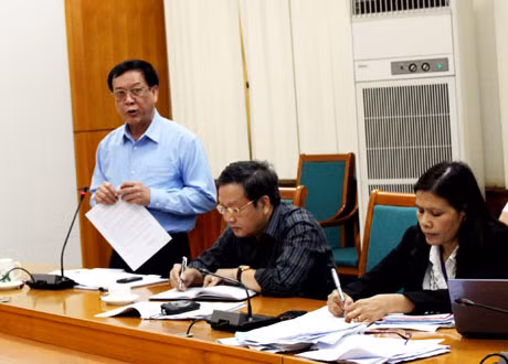 Đồng chí Đỗ Thông, Phó Chủ tịch Thường trực UBND tỉnh phát biểu tại buổi họp.