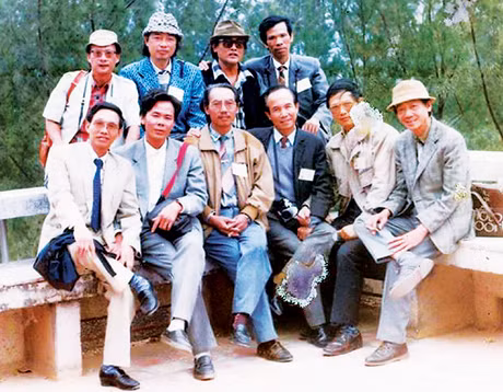 Chi hội nhiếp ảnh Quảng Ninh tại lễ kỷ niệm 20 năm thành lập Hội VHNT tỉnh (1989). Từ trái qua phải, hàng trên: Đoàn Đức, Đoàn Hựu, Trương Thái, Đặng Xuân Tề; hàng dưới: Trần Đức Sửu, Phạm Thành, Hào Minh, Công Vượng, Anh Lượng, Đoàn Đạt.