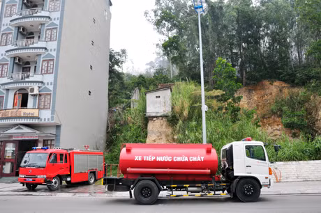 Lực lượng PCCC Công an tỉnh huy động xe chữa cháy đến hiện trường.