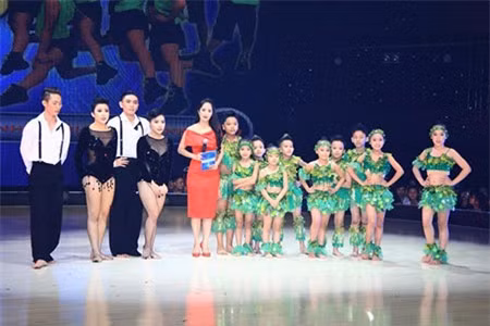 Khánh Thi làm MC trên sân khấu Vũ điệu đam mê - Got to dance.