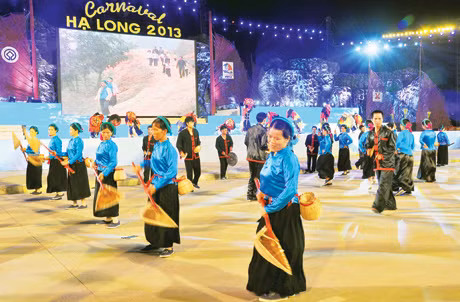 Tiết mục múa xúc tép của người Sán Chay tại Carnaval Hạ Long năm 2013. Ảnh: Đỗ Phương