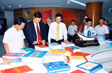 Các đại biểu và khách tham quan khu trưng bày tác phẩm dự thi tại Thư viện tỉnh.