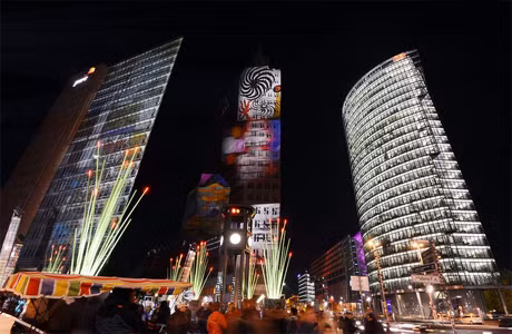 Những ngày diễn ra lễ hội, cả thủ đô Berlin như một triển lãm nghệ thuật ánh sáng 3D rực rỡ.