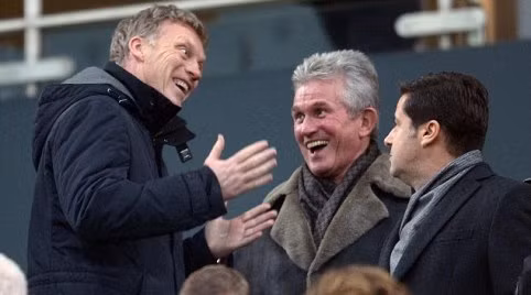 HLV David Moyes trò chuyện trên khán đài cùng cựu HLV Bayern, Jupp Heynckes