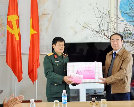 Đồng chí Nguyễn Quang Điệp thăm và chúc Tết cán bộ chiến sỹ Ban chỉ huy quân sự huyện Cô Tô.