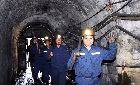 Thợ lò Công ty Than Hòn Gai vào ca sản xuất.