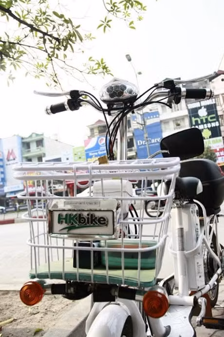 Ông lắp thêm một chiếc gương chiếu hậu để dễ quan sát khi đi đường cùng hai cặp đèn xi nhan, gá móc mũ bảo hiểm.