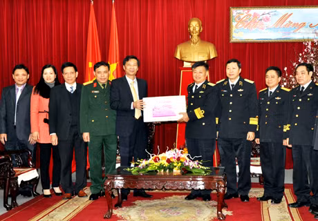 Đồng chí Nguyễn Văn Đọc, Phó Bí thư Tỉnh uỷ, Chủ tịch UBND tỉnh thăm và chúc tết Bộ Tư lệnh Quân chủng Hải quân.