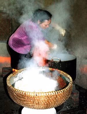 Cứ 5 giờ sáng, gánh xôi Kẻ Gạ lại ngược xuôi khắp đường phố thủ đô.