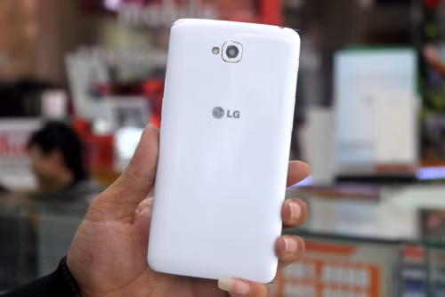 Mẫu phablet của LG có thiết kế chắc chắn, mặt lưng làm từ nhựa với lớp sơn bóng.