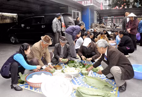 Ngày 24-1, phường Hồng Hà (TP Hạ Long) phối hợp với Công ty CP Minh Anh (đóng trên địa bàn phường) tổ chức hội thi gói bánh chưng Tết vì người nghèo xuân Giáp Ngọ 2014. 