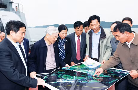 Tổng Bí thư Nguyễn Phú Trọng thị sát Khu kinh tế Vân Đồn.