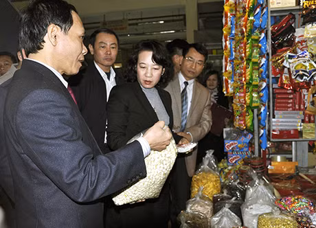 Đồng chí Vũ Thị Thu Thủy, Phó chủ tịch UBND tỉnh kiểm tra công tác đảm bảo VSATTP tại Chợ Hạ Long I.