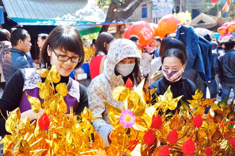 Mua cành lộc về cho gia đình.