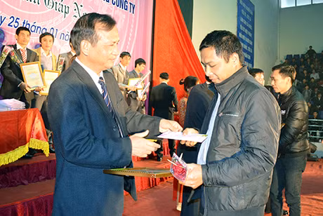 Ngày 25-1-2014, tại TP Cẩm Phả, Công ty Than Dương Huy tổ chức tuyên dương công nhân tiên tiến tiêu biểu và gặp mặt thân mật công nhân hầm lò và các ngành nghề khác nhân dịp Tết Nguyên đán 2014. Trong ảnh: Ông Vũ Viết Cường, Phó Bí thư Đảng uỷ Than Quảng Ninh trao quà Tết cho công nhân tiên tiến tiêu biểu Công ty Than Dương Huy.