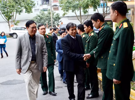 Đồng chí Phạm Minh Chính, Ủy viên Trung ương Đảng, Bí thư Tỉnh ủy thăm, chúc tết Ban Chỉ huy quân sự TP Cẩm Phả.