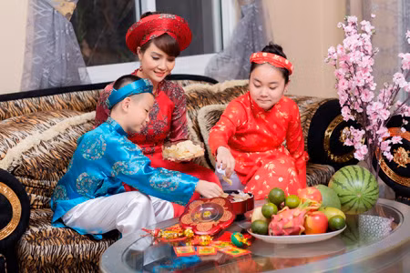 Là người luôn hướng về truyền thống, Mai Thu Huyền muốn mang lại “cảm hứng” cho con mình về những ký ức Tết ngày xưa.