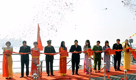 Lãnh đạo tỉnh cùng các ngành liên quan cắt băng khánh thành tàu, xuồng FB175 và FB165.