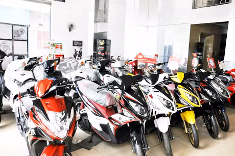 Khu trưng bày tại một cửa hàng xe máy trên địa bàn TP Hạ Long.