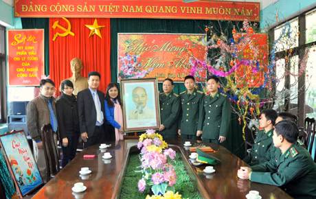 Đồng chí Nguyễn Thị Thu Hà, Phó Bí thư thường trực Tỉnh Đoàn cũng các thành viên trong đoàn tặng quà lưu niệm cho các CBCS Đồn Biên phòng đảo Trần (Cô Tô).