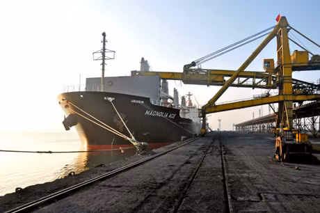 Tàu Magnolia Ace đến “xông cảng” Cẩm Phả và nhận tấn than đầu tiên của năm Giáp Ngọ