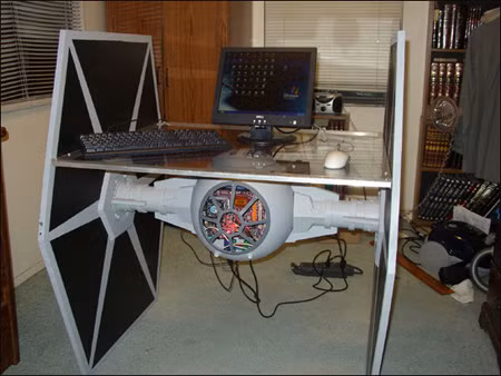 Bàn làm việc kiểu... phi thuyền T Fighter trong Star Wars
