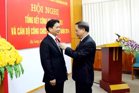 Đồng chí Đỗ Thông, Phó Chủ tịch Thường trực UBND tỉnh trao Huy hiệu 30 năm tuổi Đảng cho đồng chí Nguyễn Văn Khuynh
