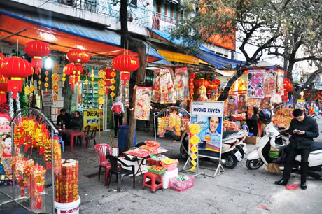 Khác với mọi năm, năm nay đồ hàng mã vắng khách.