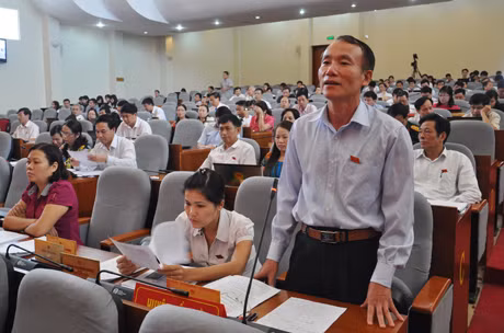 Các đại biểu HĐND tỉnh chất vấn tại hội trường.