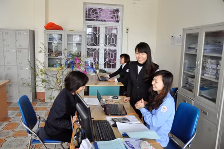 Cán bộ nhân viên Trung tâm cai nghiện Vũ Oai (Hoành Bồ) vẫn làm việc suốt đêm.