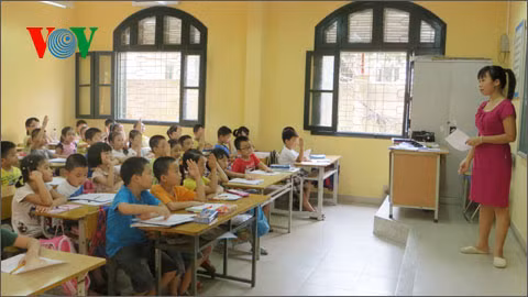 Nhiều trường học đưa ra các khoản thu sai quy định với lý do là nâng cấp cơ sở phòng học và giúp giáo viên nâng cao chất lượng giảng dạy (Ảnh minh họa)
