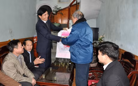 Đồng chí Vũ Ngọc Giao, Trưởng Ban Tuyên giáo Tỉnh ủy trao quà cho thương binh Vi Văn Đa.