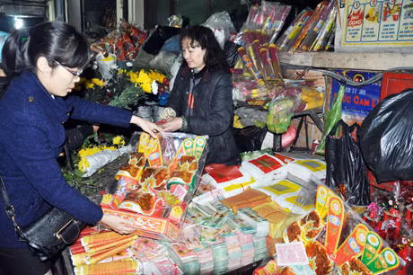 Chủ yếu người dân mua bộ đồ quần áo giày dép, ông Công ông Táo.