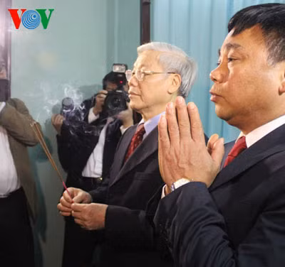 Tổng Bí thư dâng hương trước bàn thờ Bác