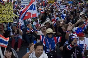 Người biểu tình chống chính phủ tập trung bên ngoài Cục Hải quan ở Bangkok. (Nguồn: AFP/TTXVN)