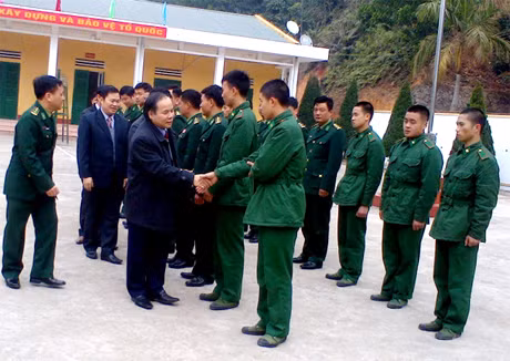 Đồng chí Nguyễn Đình Tuấn, Chủ nhiệm Ủy ban Kiểm tra Tỉnh ủy tặng quà Ban Chỉ huy Quân sự huyện Bình Liêu. 