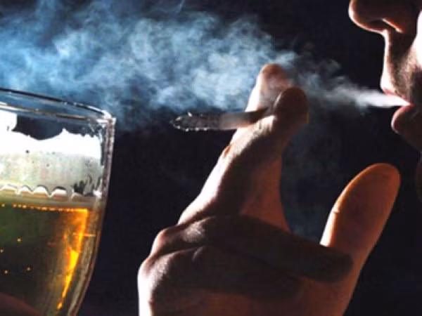 Chất kích thích là "kẻ thù" của vóc dáng bạn.