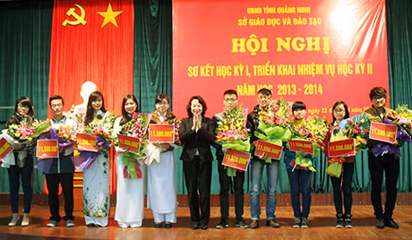 Các học sinh đạt điểm giỏi tại kỳ thi tuyển sinh Đại học năm 2013 được tỉnh Quảng Ninh khen thưởng.